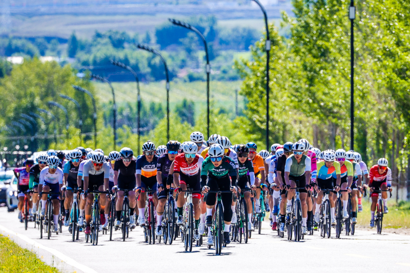 第16届环赛里木湖公路自行车赛迎来首个爬坡赛段