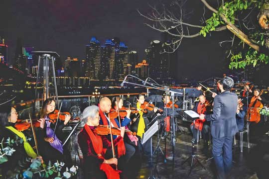 2月24日，重庆爱乐者乐团在龙门浩老街·下浩里滨江露台奏响元宵音乐会。 首席记者 郭旭 摄.jpg