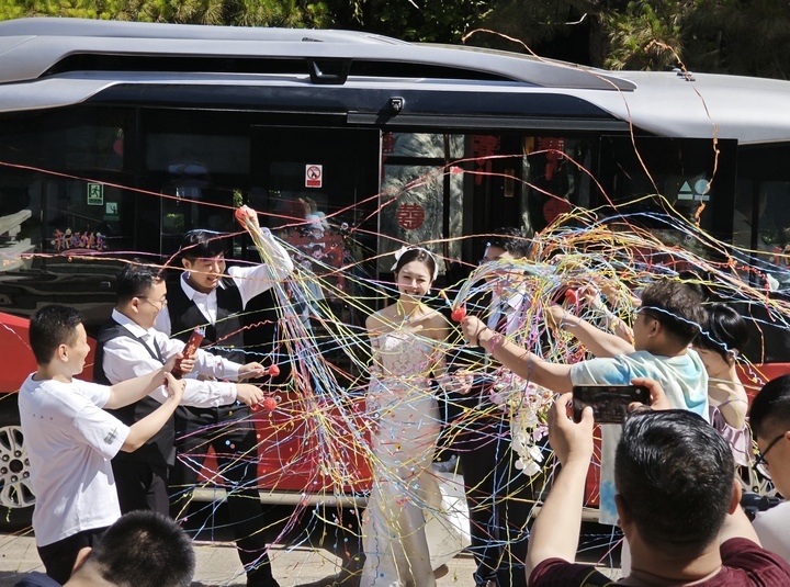 下一站——幸福！公交车变身婚车，浪漫“喜”卷泉城