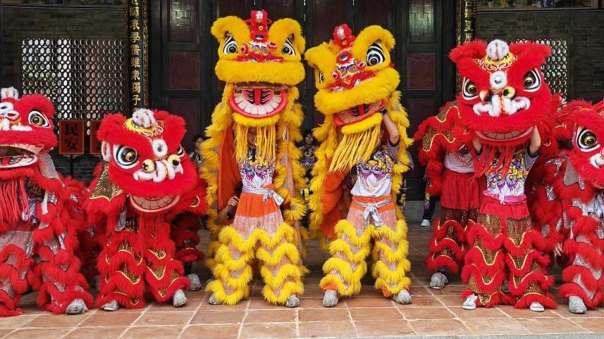Children practice lion dance in south China's Guangdong