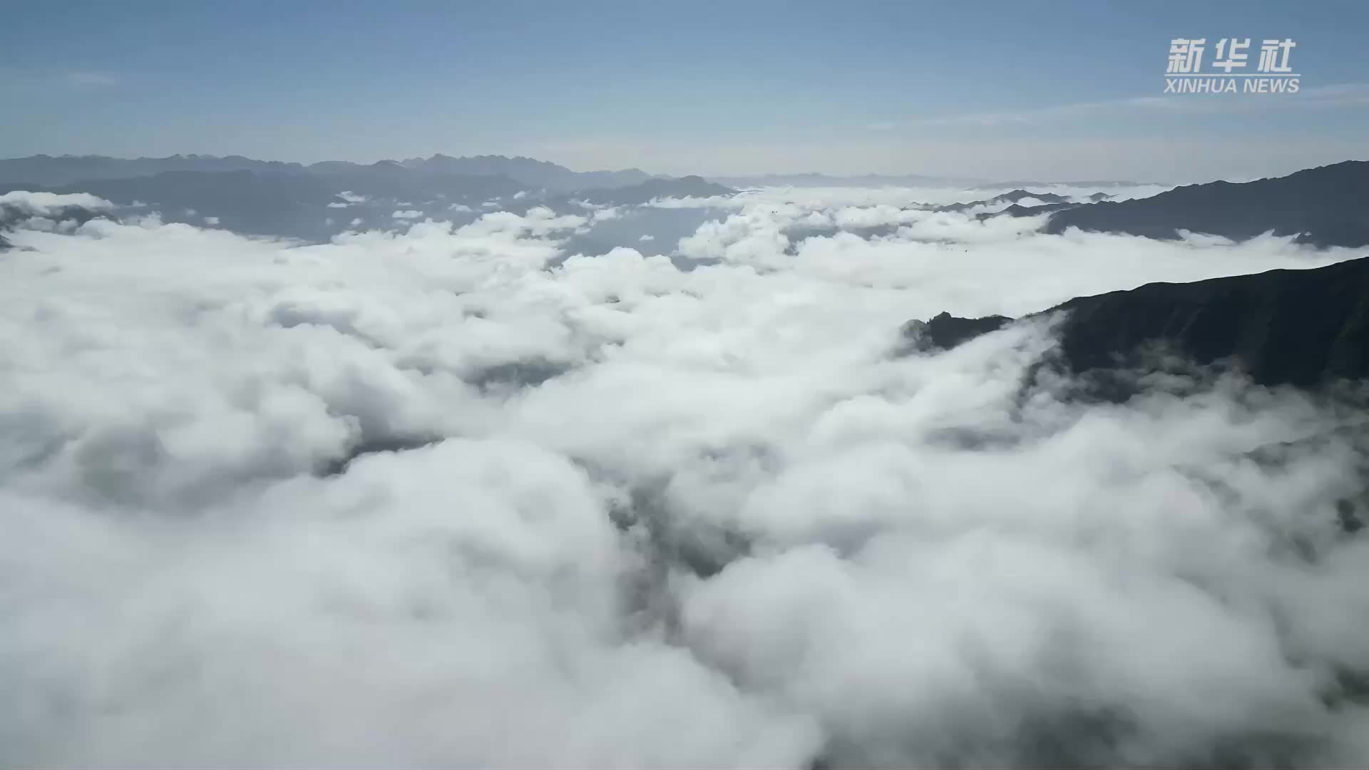青海互助：云雾缭绕北龙山