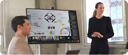 Una donna presenta dei dati in un Microsoft Surface Hub 2S durante una riunione di Teams