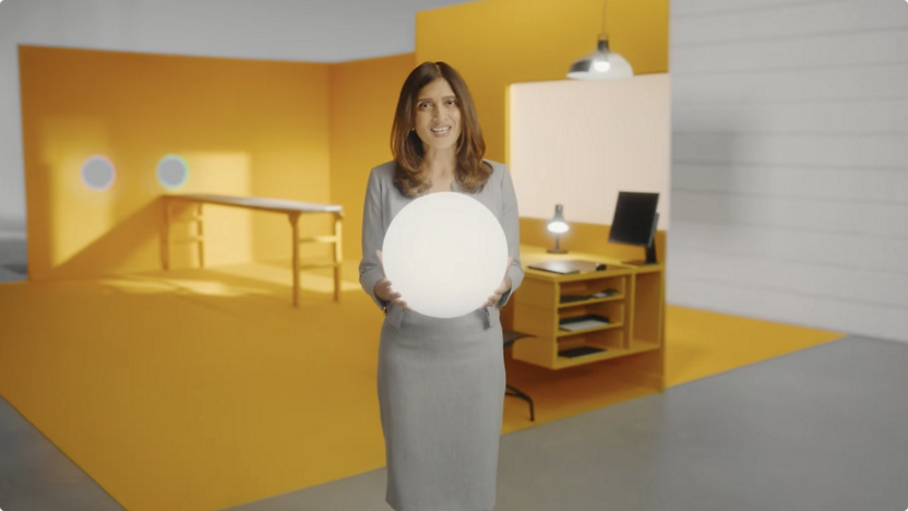 En kvinna som håller i en vit boll på ett kontor.
