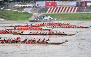 13蛟龙竞逐西江 梧州市举行龙舟大赛（图）