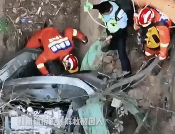 【视频】轿车意外翻下大桥 消防紧急救援