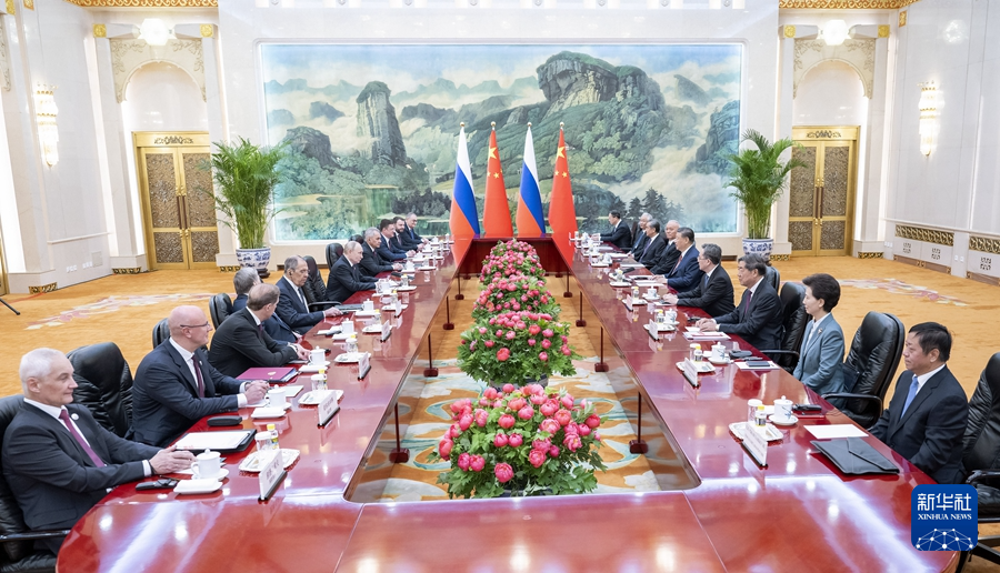 5月16日上午，国家主席习近平在北京人民大会堂同来华进行国事访问的俄罗斯总统普京举行会谈。这是两国元首举行小范围会谈。