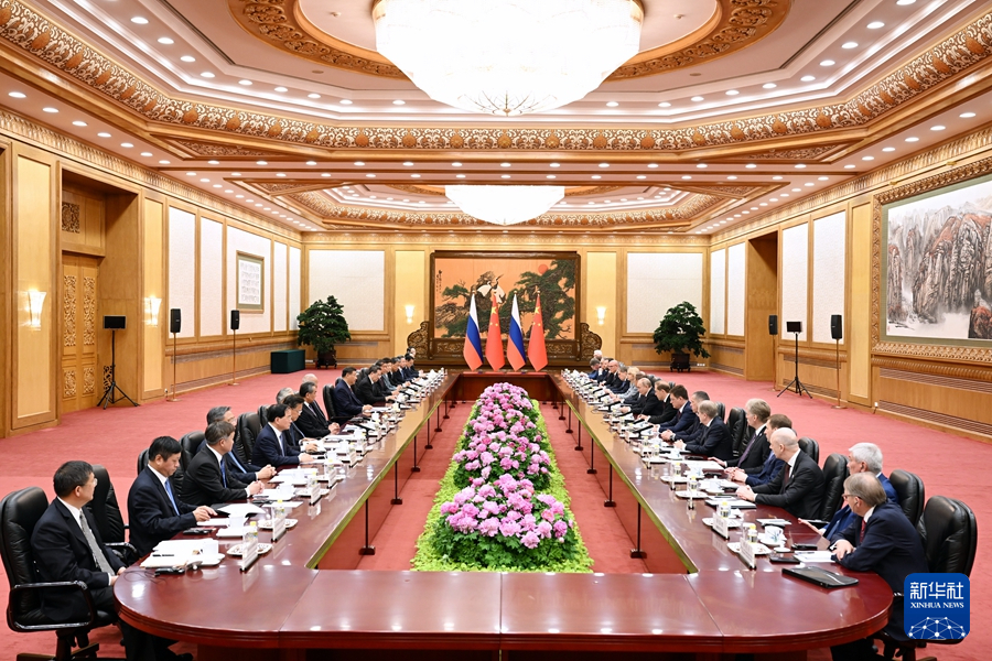 5月16日上午，国家主席习近平在北京人民大会堂同来华进行国事访问的俄罗斯总统普京举行会谈。这是两国元首主持大范围会谈。