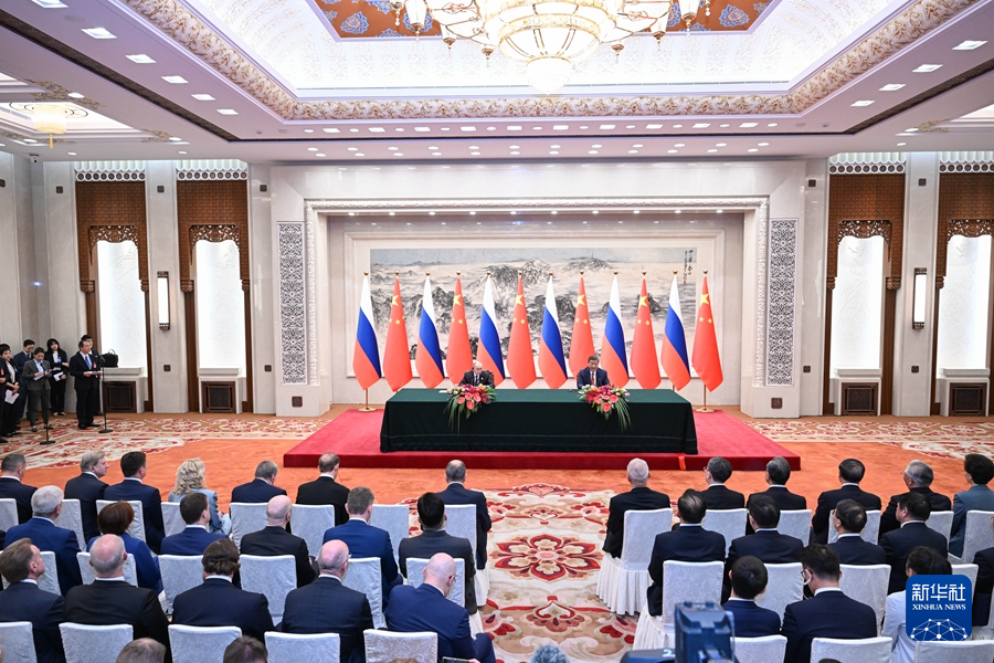 5月16日上午，国家主席习近平在北京人民大会堂同来华进行国事访问的俄罗斯总统普京举行会谈。这是会谈后，两国元首共同会见记者。