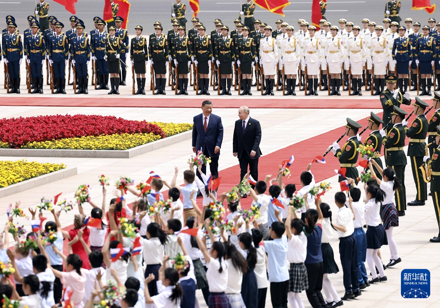 5月16日上午，国家主席习近平在北京人民大会堂同来华进行国事访问的俄罗斯总统普京举行会谈。这是会谈前，习近平在人民大会堂东门外广场为普京举行隆重欢迎仪式。