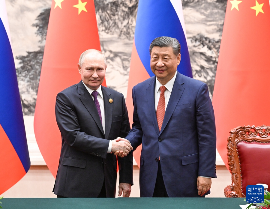 5月16日上午，国家主席习近平在北京人民大会堂同来华进行国事访问的俄罗斯总统普京举行会谈。会谈后，两国元首共同会见记者。这是习近平同普京握手。